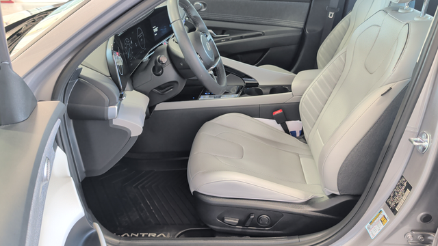 Certified Used 2025 Fluid Metal Hyundai Limited image 9