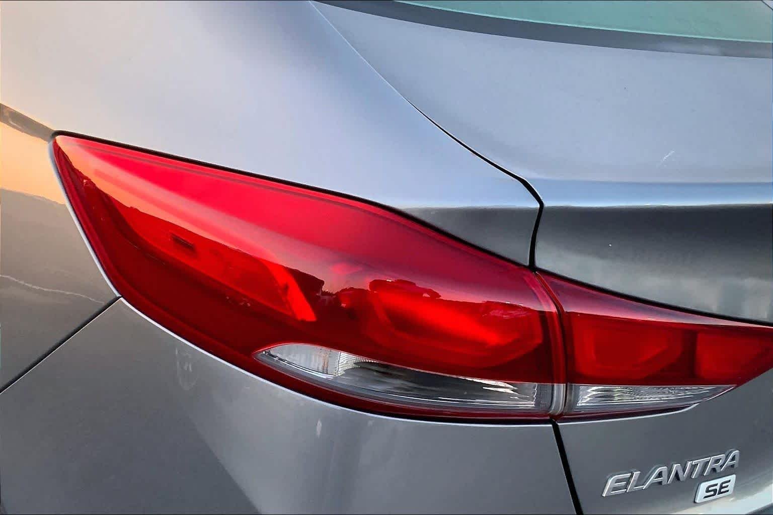 Used 2018 Machine Gray Hyundai SE image 27