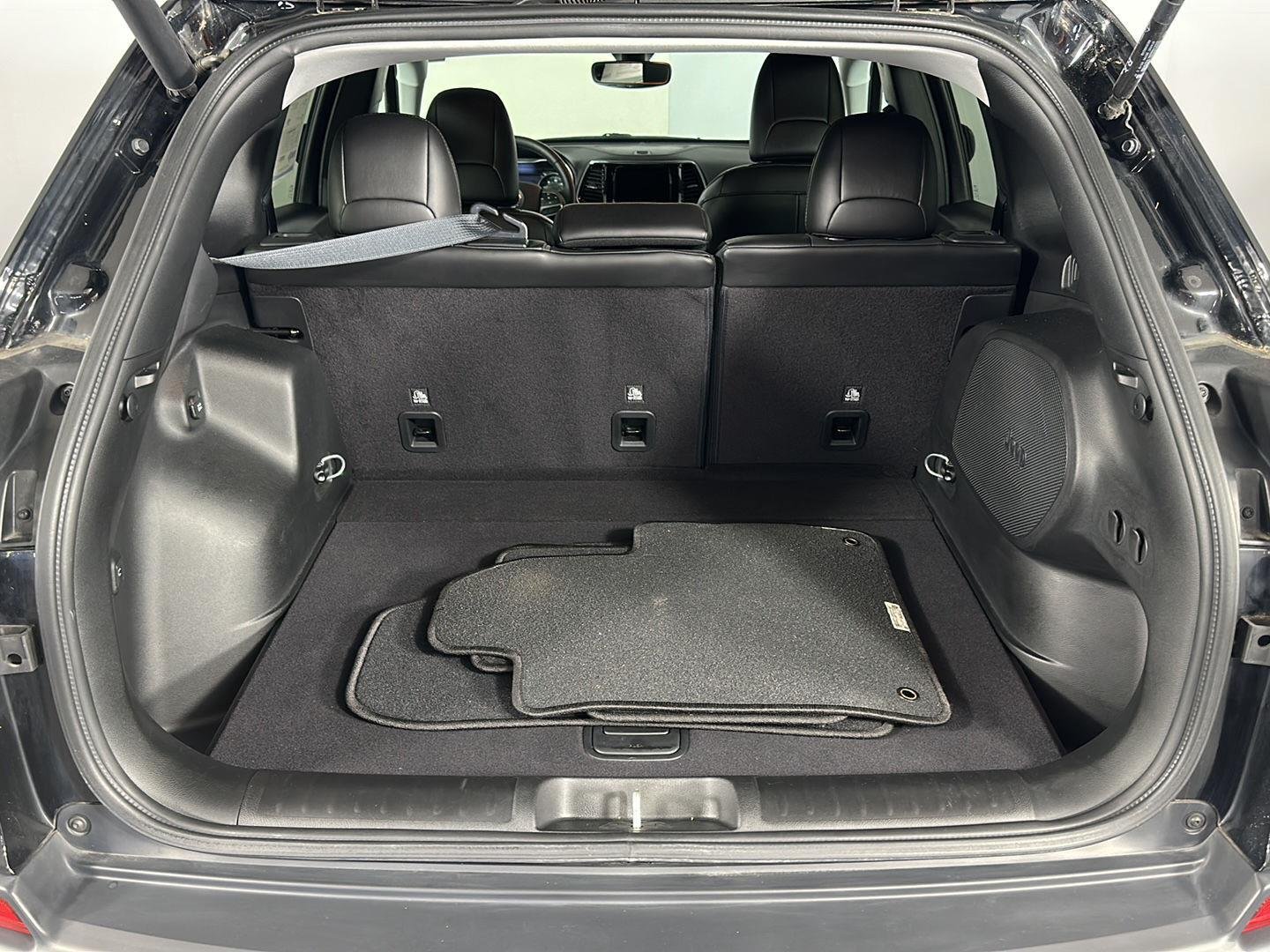 Used 2019 Diamond Black Crystal Pearlcoat Jeep Limited image 9