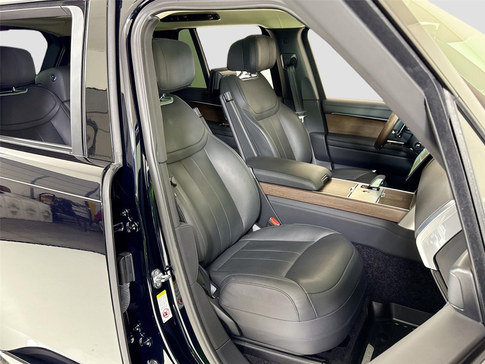 Used 2024 Ligurian Black SV Bespoke Ultra Metallic Gloss Land Rover Autobiography | Meridian 3D Sound | Rear TVs image 32
