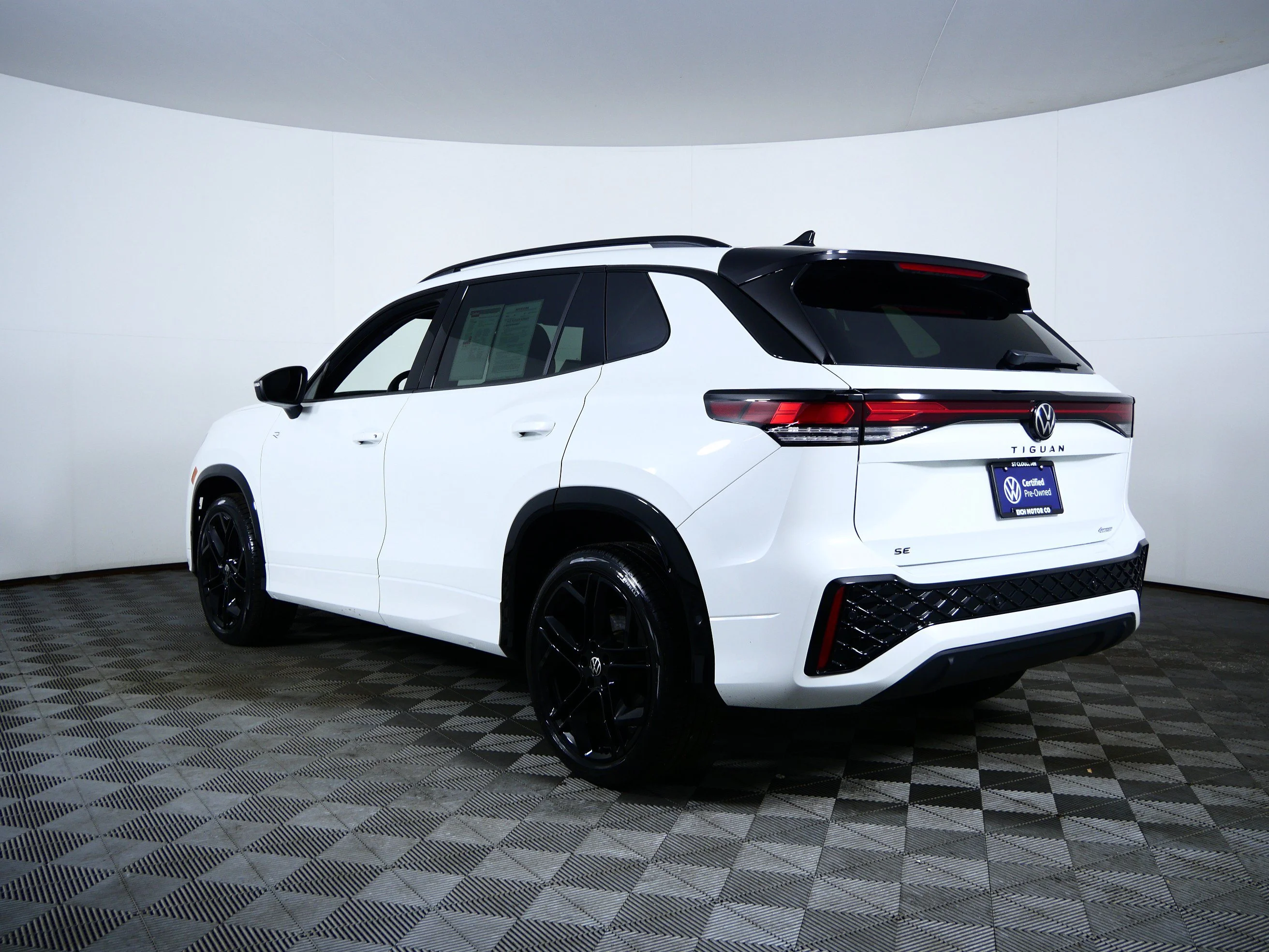 Certified Used 2025 OPAL WHITE PEAR Volkswagen SE R-Line Black image 5