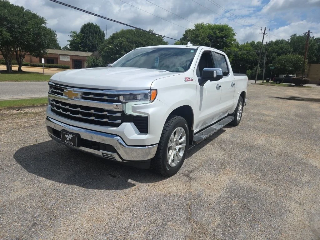 Used 2023 Iridescent Pearl Tricoat Chevrolet LTZ image 3