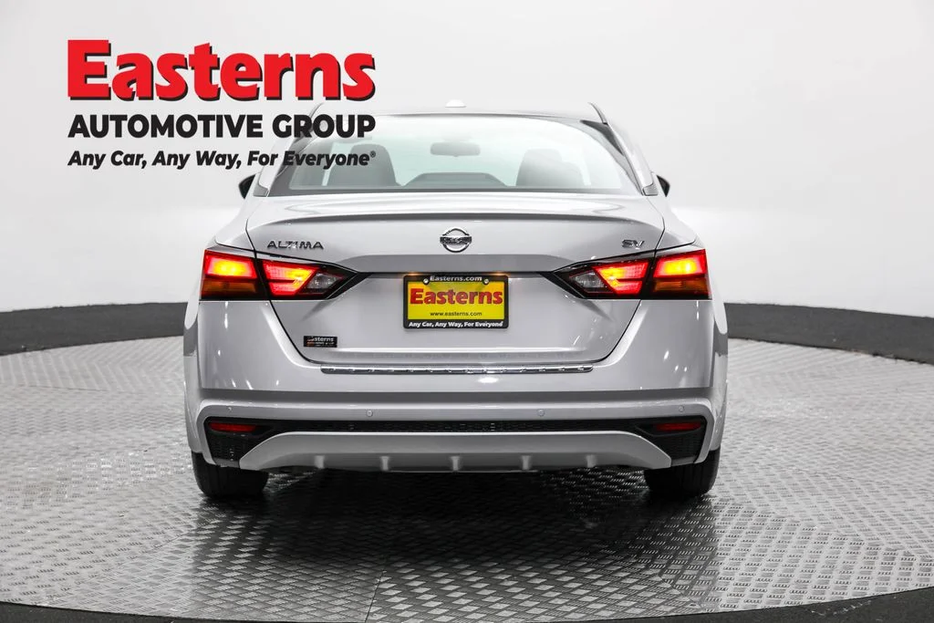 Used 2022 Silver Nissan 2.5 SV image 6