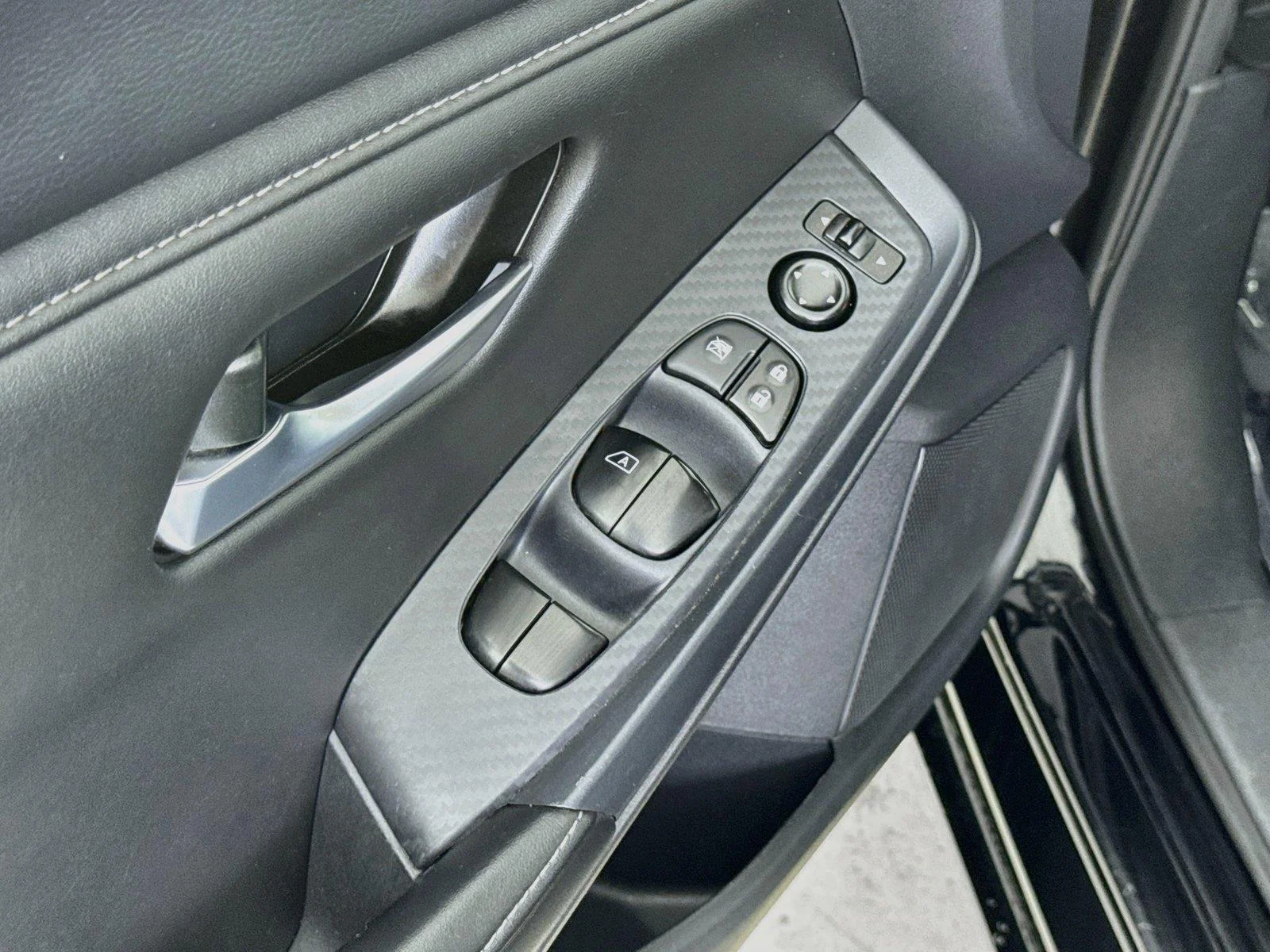 Used 2025 Super Black Nissan SV image 17