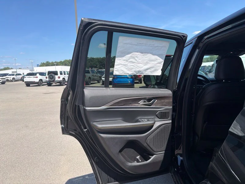 New 2026 Diamond Black Crystal Pearl-Coat Exterior Paint Jeep  image 13