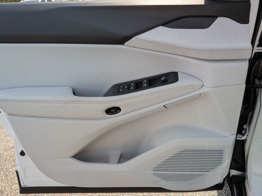 New 2026 Bright White Clear-Coat Exterior Paint Jeep Laredo image 31