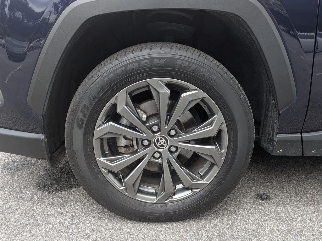 Used 2025  Toyota XLE Premium image 6