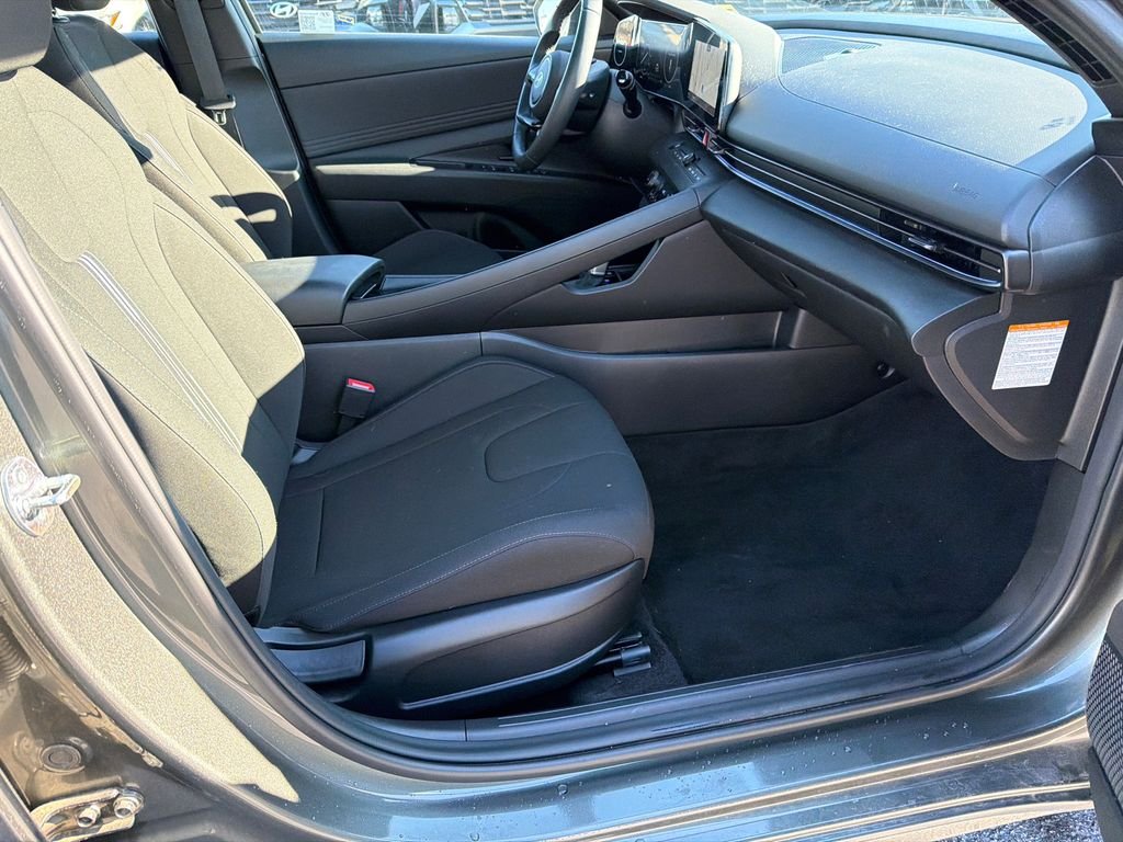 Used 2025 Gray Hyundai SEL Sport image 13