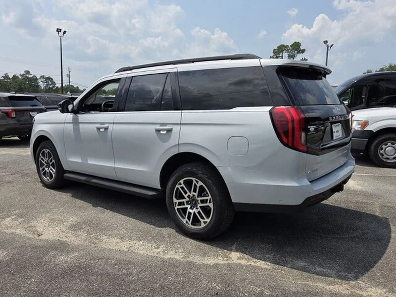 Used 2025 Space Silver Ford Active image 10