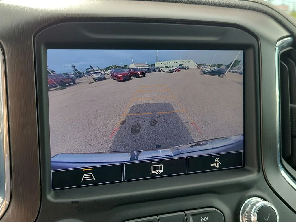 Used 2021 White GMC AT4 image 28