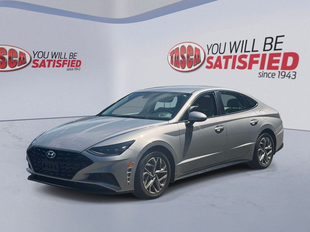 Used 2023 Silver Hyundai SEL image 3
