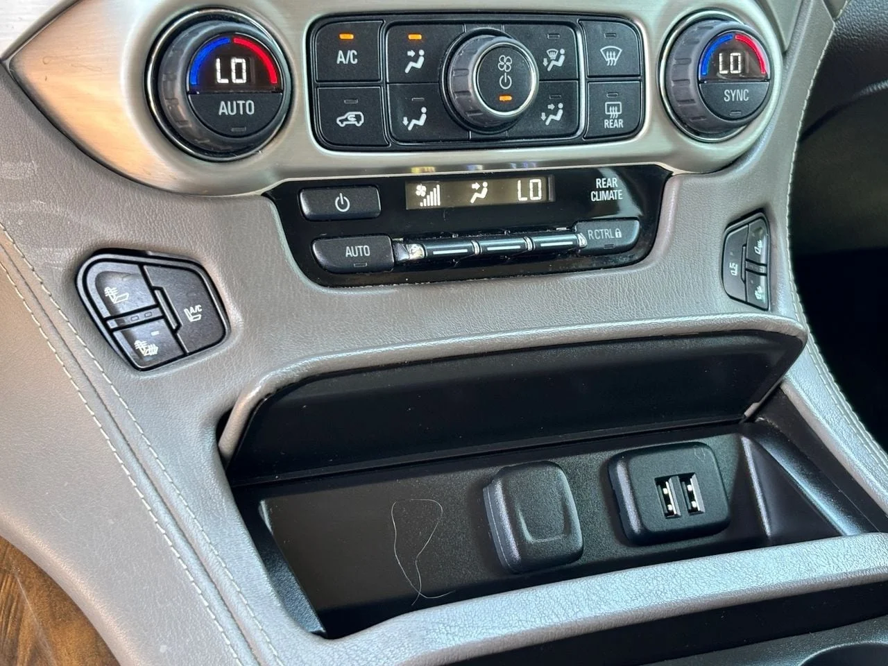 Used 2015 White Diamond Clearcoat GMC Denali image 27