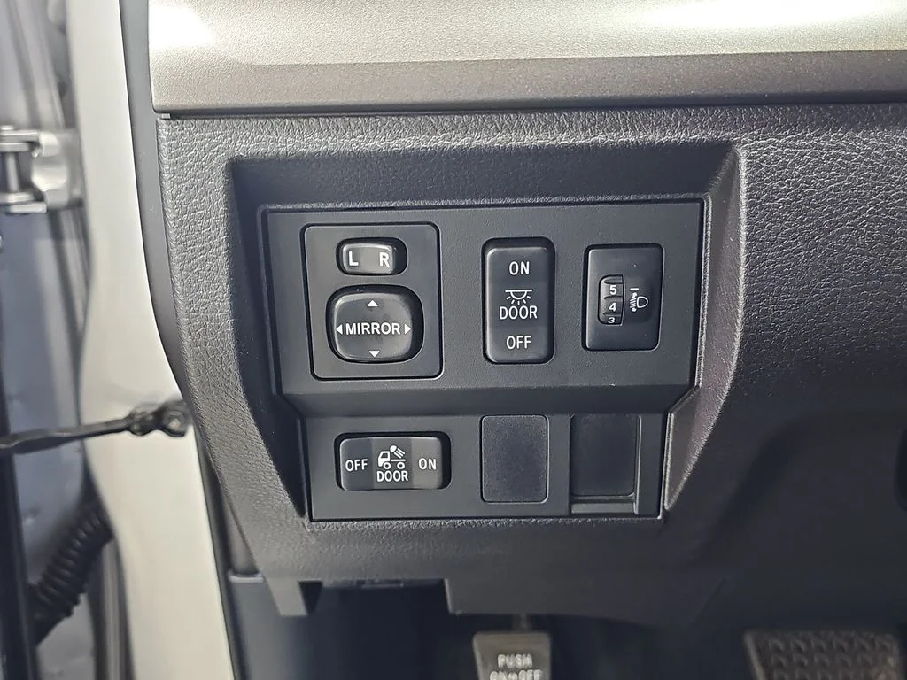 Used 2014 Silver Toyota SR5 image 28