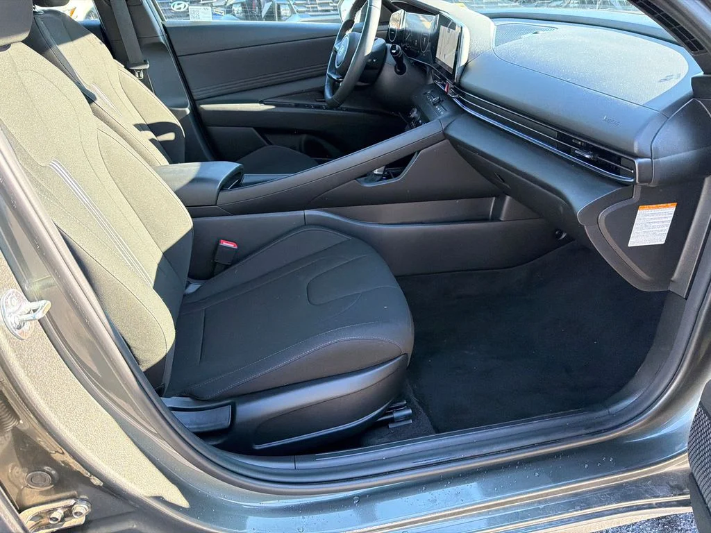 Used 2025 Gray Hyundai SEL Sport image 13