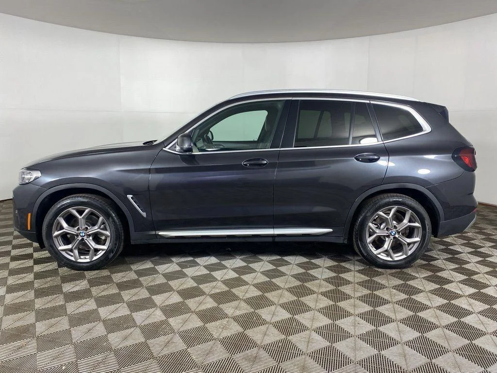 Used 2022 Dark Graphite BMW xDrive30i image 9
