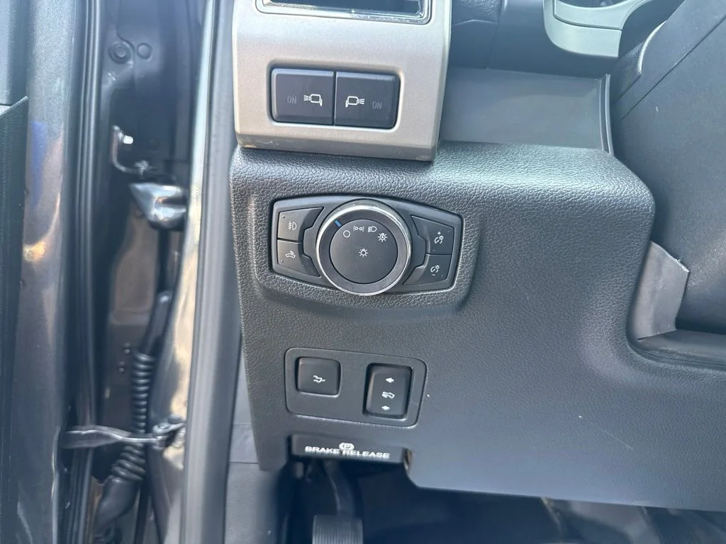 Used 2020 Gray Ford Lariat image 34