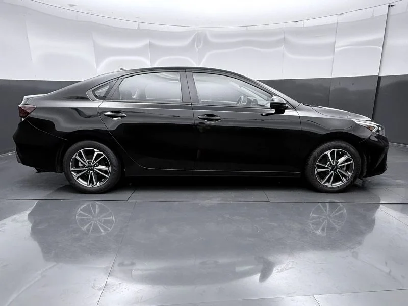 Used 2023  Kia LXS Sedan 4D image 20