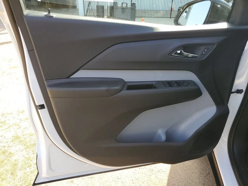 New 2027 Summit White Chevrolet LT image 18