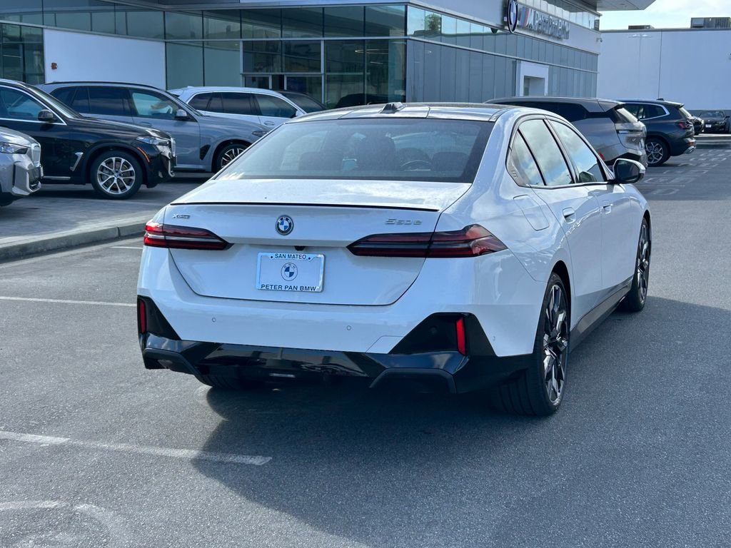 New 2027 Mineral White Metallic BMW 550e xDrive image 5