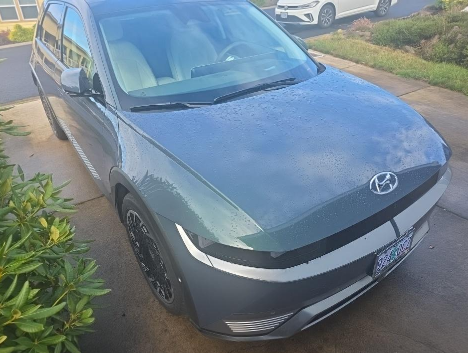 Used 2024 Green Hyundai Limited image 3
