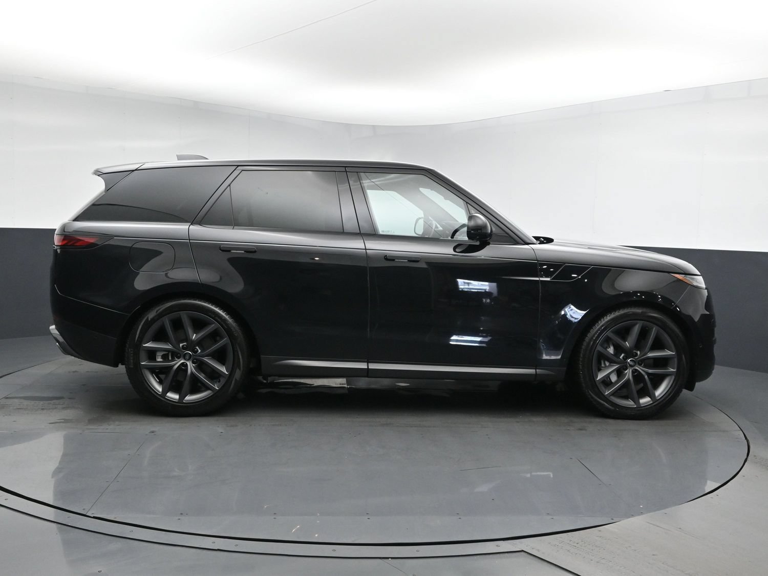 Used 2024 Black Land Rover SE image 3