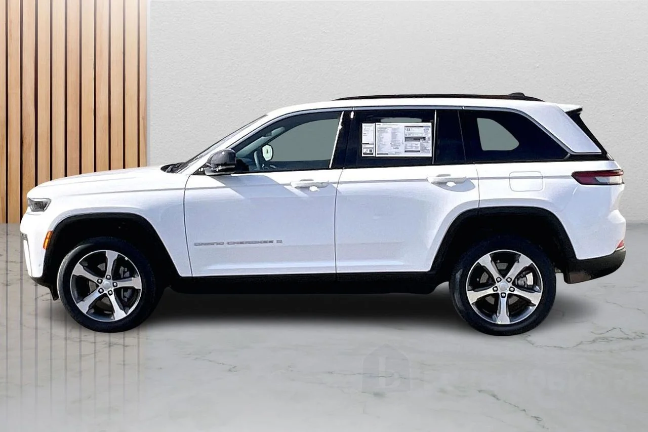 New 2026 Bright White Clear-Coat Exterior Paint Jeep Limited image 6