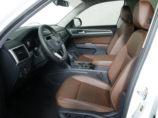 Used 2023 Pure White Volkswagen SE image 9
