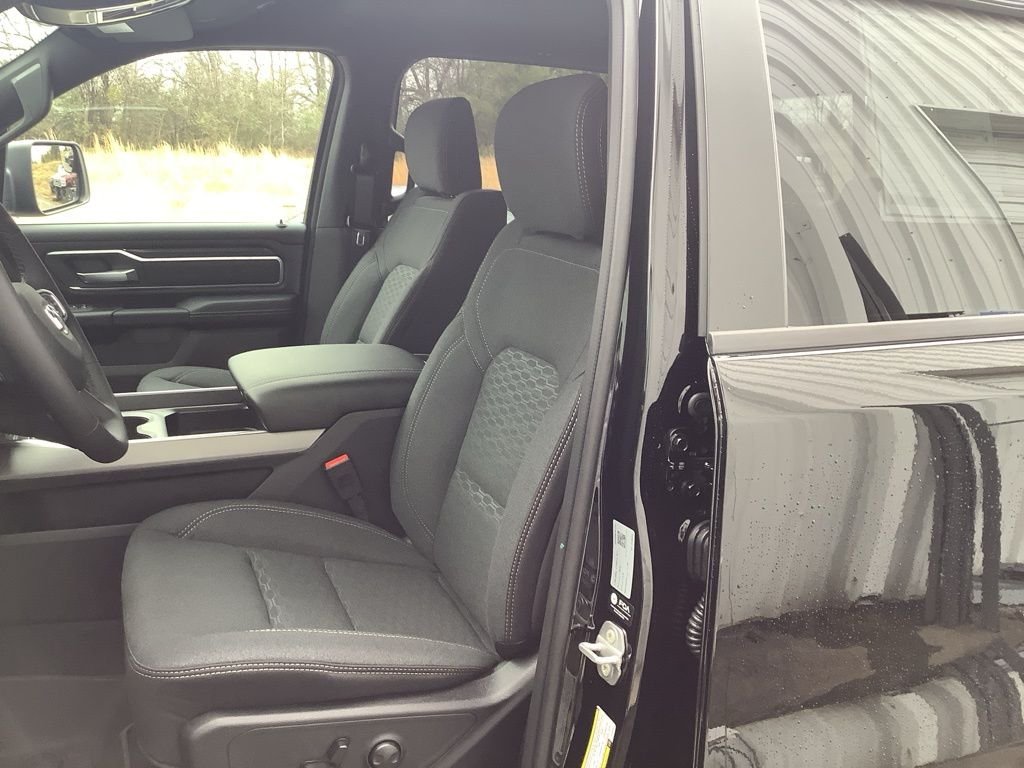 New 2026 Diamond Black Crystal Pearl-Coat Exterior Paint RAM Big Horn/Lone Star image 31