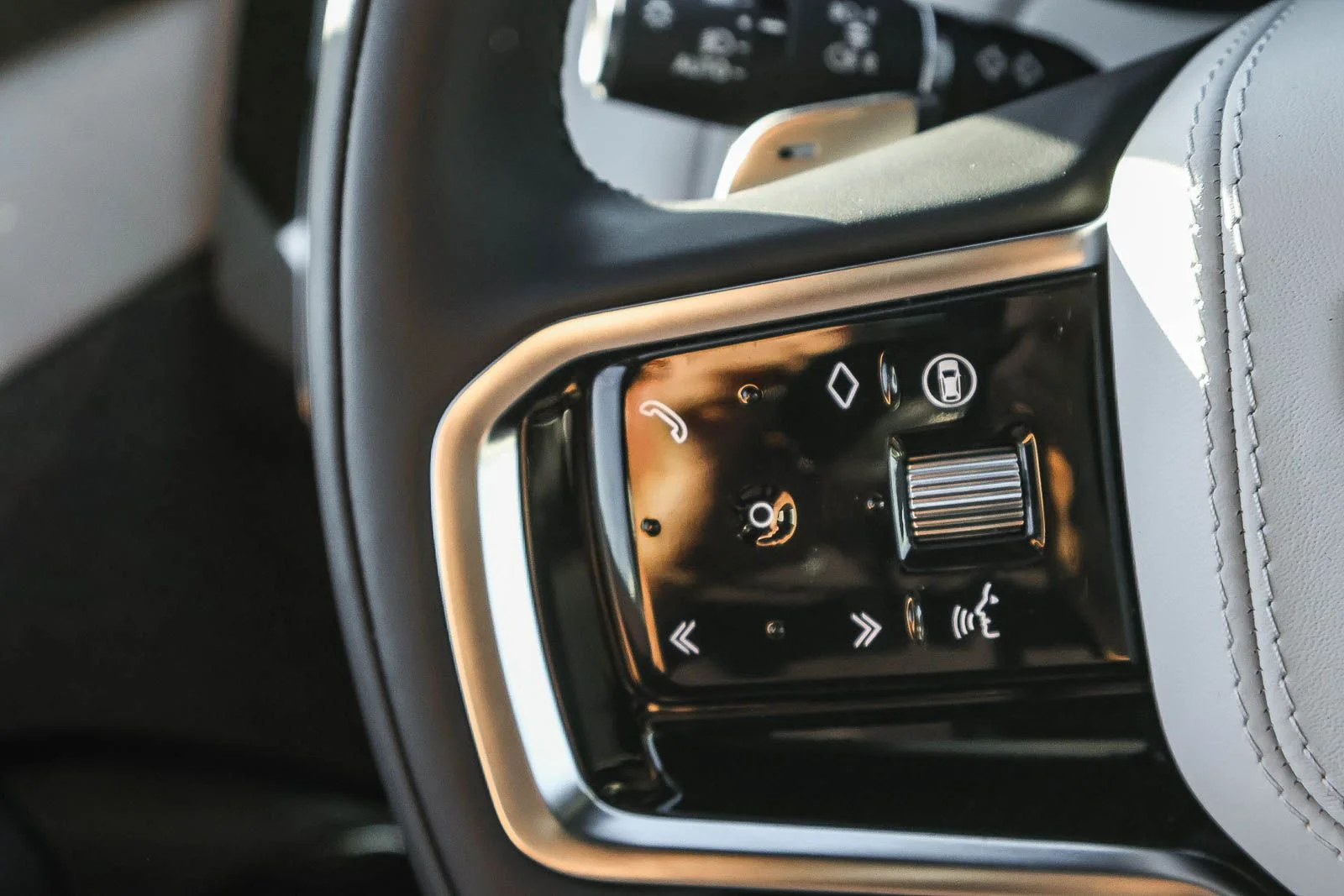 New 2026 Borasco Grey Land Rover SE image 35