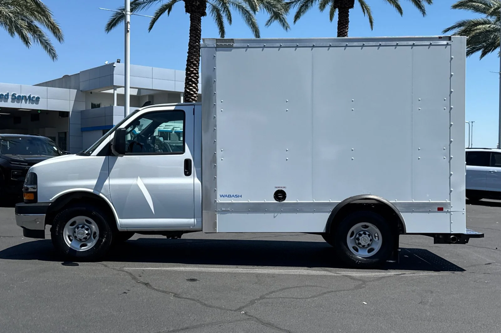 2025 Chevrolet Express Cutaway 3500 1WT view 6