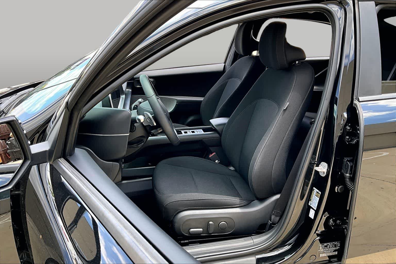 Used 2024 Onyx Black Hyundai SE image 7