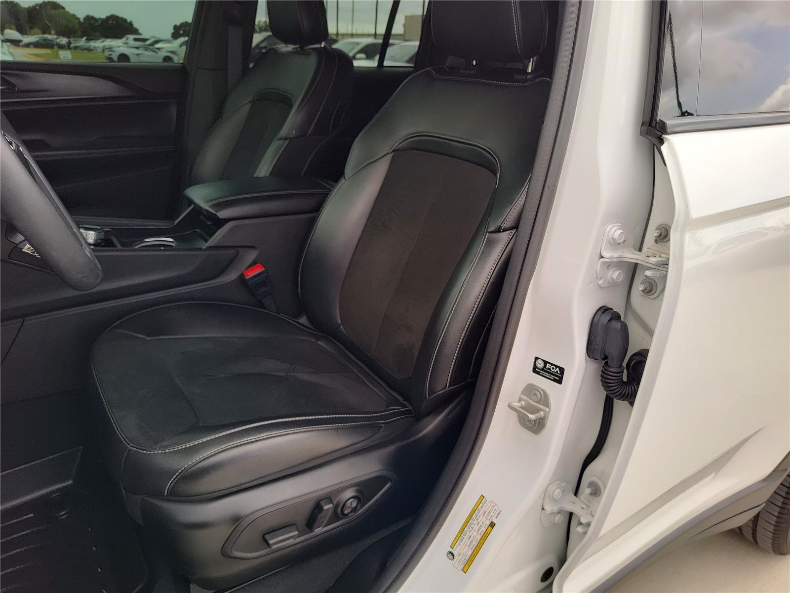 Used 2024 WHITE JEEP LARE image 17