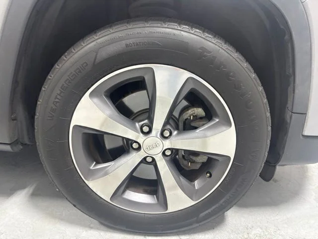 Used 2019 Silver Jeep Limited image 4
