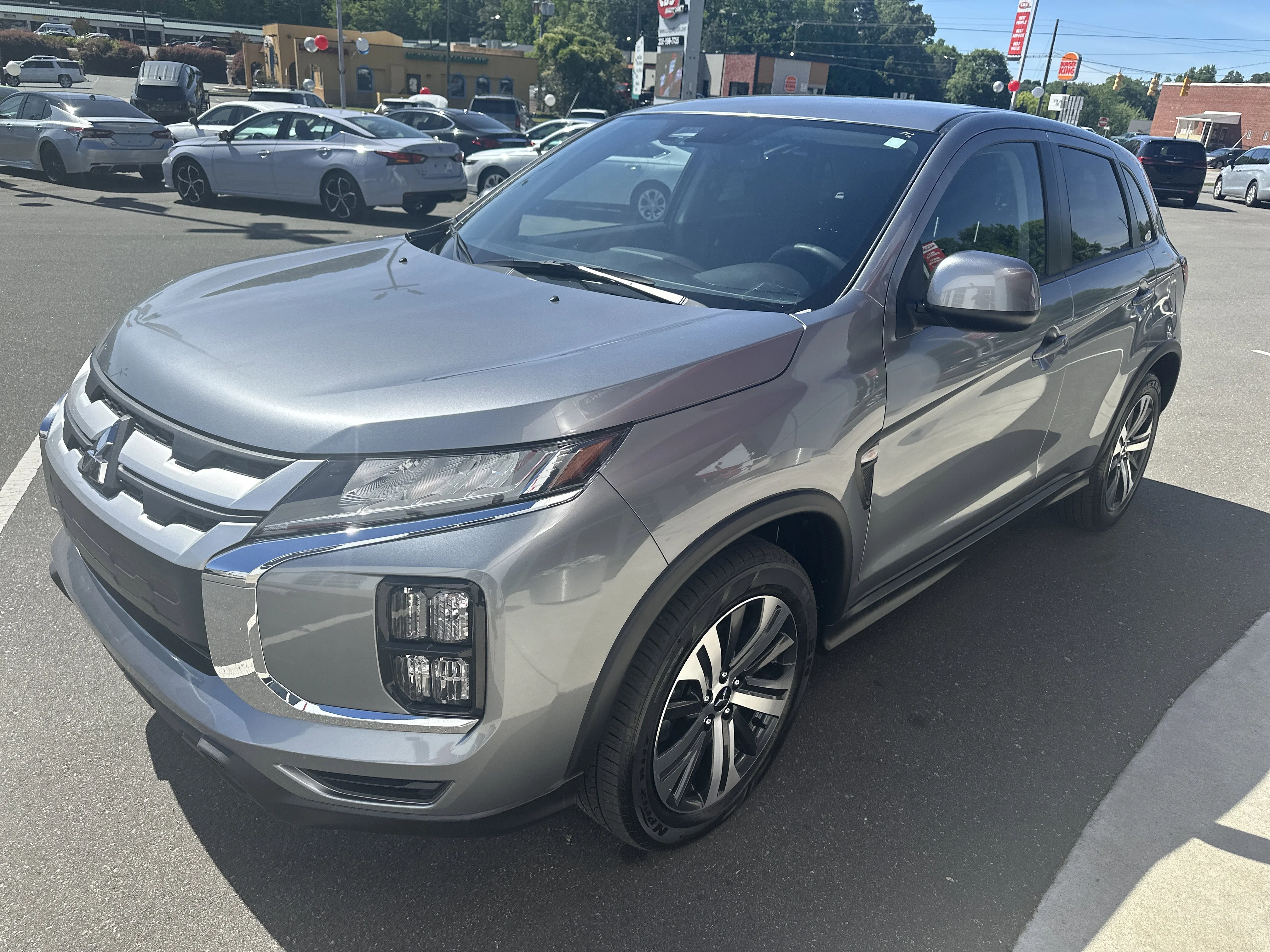 Used 2025  Mitsubishi ES image 4