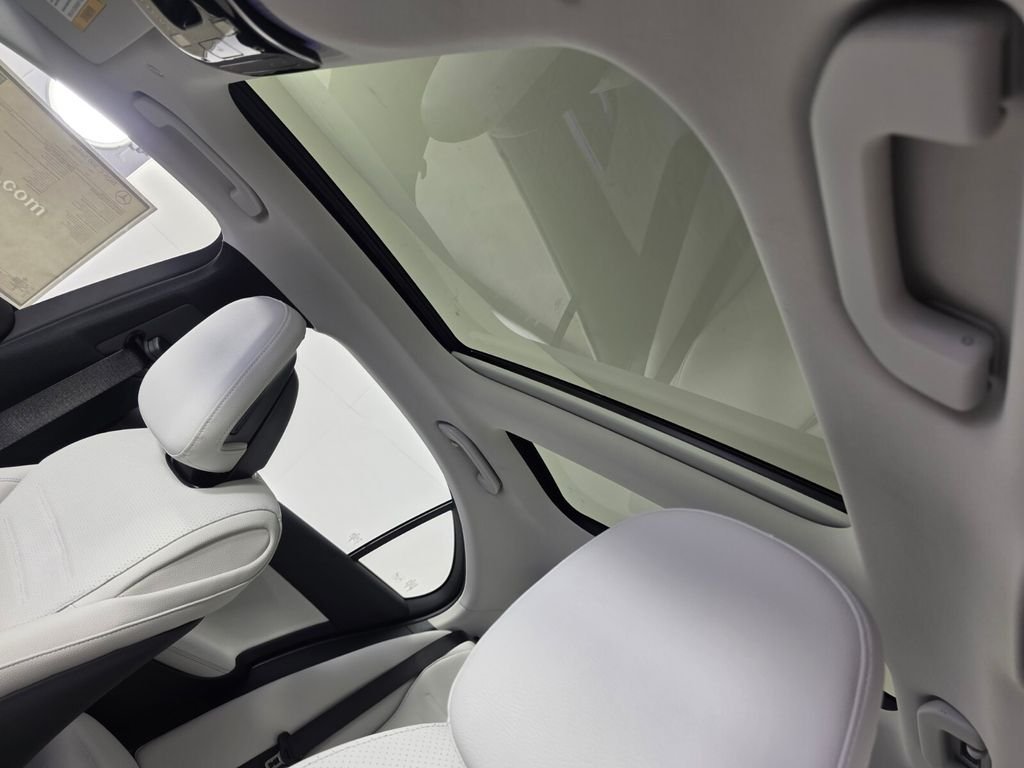 New 2026 MANUFAKTUR Alpine Grey Mercedes-Benz C 300 image 9