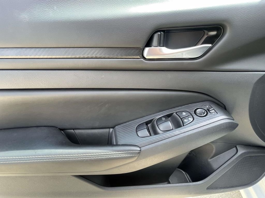 Used 2025 White Nissan 2.5 SV image 15