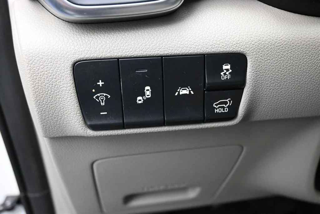 Used 2018 White Kia EX image 11