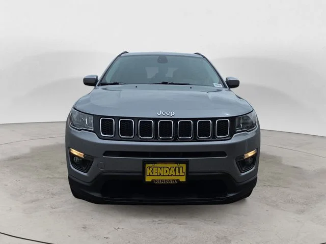 Used 2017 Silver Jeep Latitude image 8