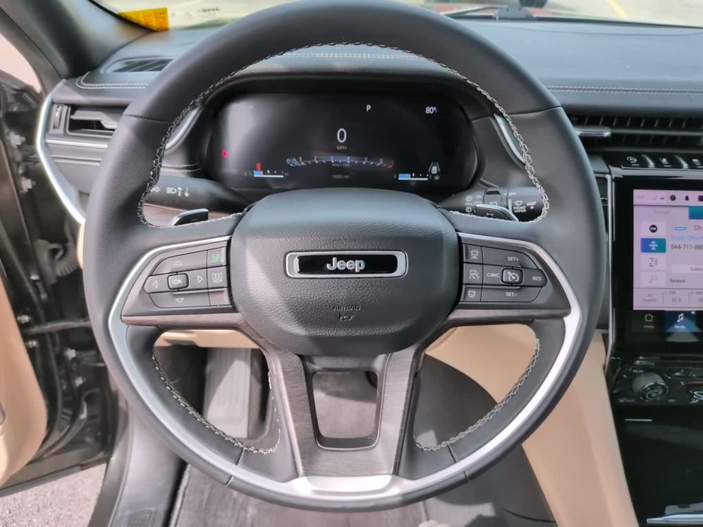 Used 2024  Jeep Limited image 18