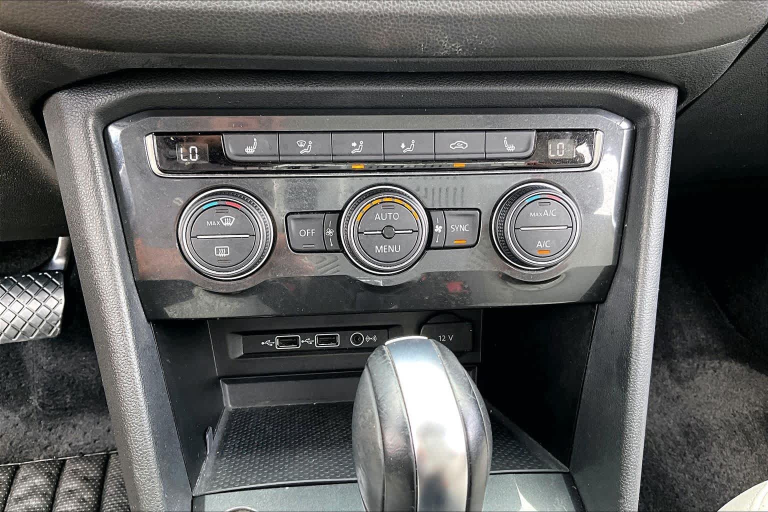 Used 2019 Platinum Gray Metallic Volkswagen SE image 32