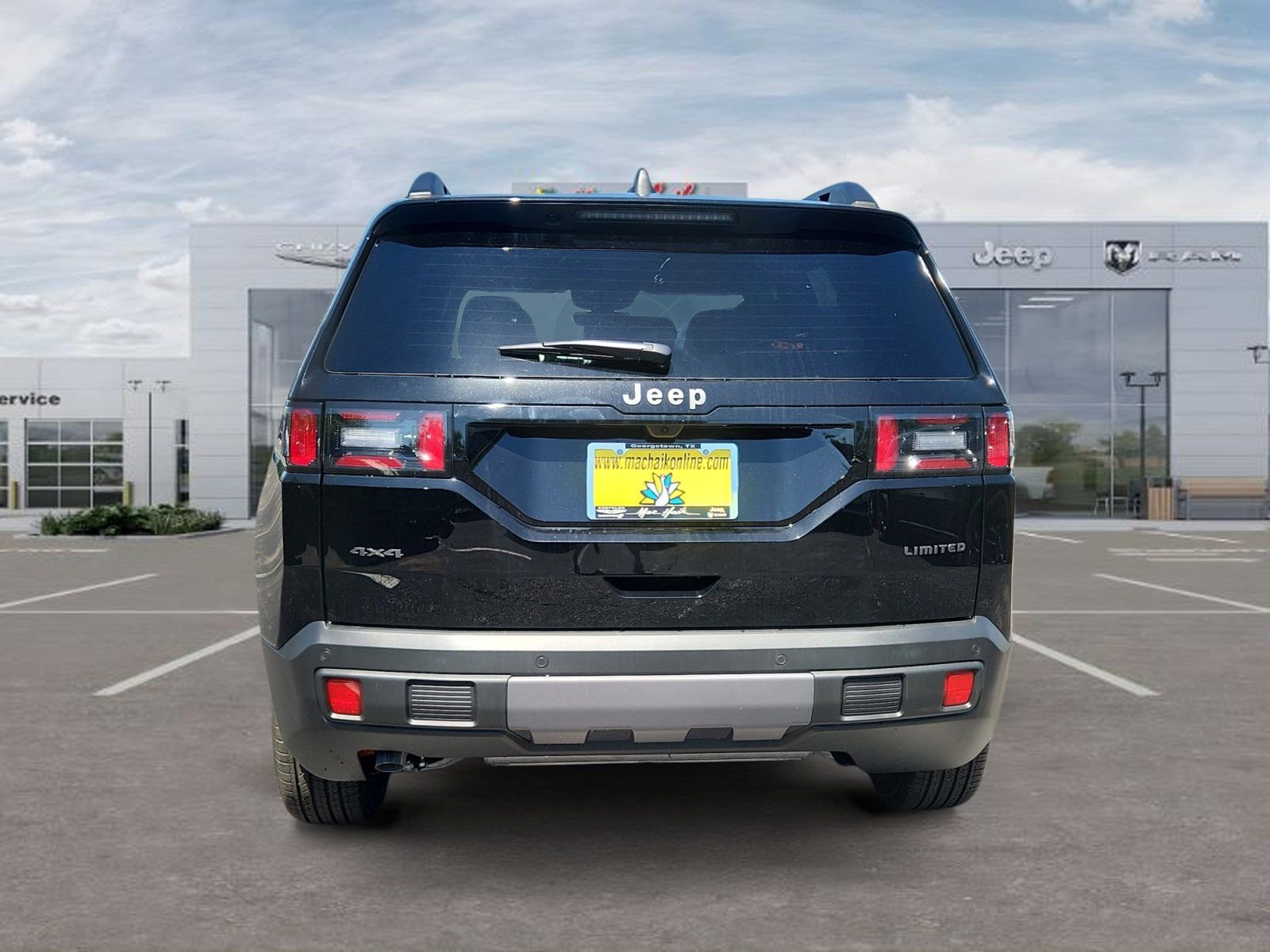 New 2026 Diamond Black Crystal Pearl-Coat Exterior Paint Jeep Limited image 4