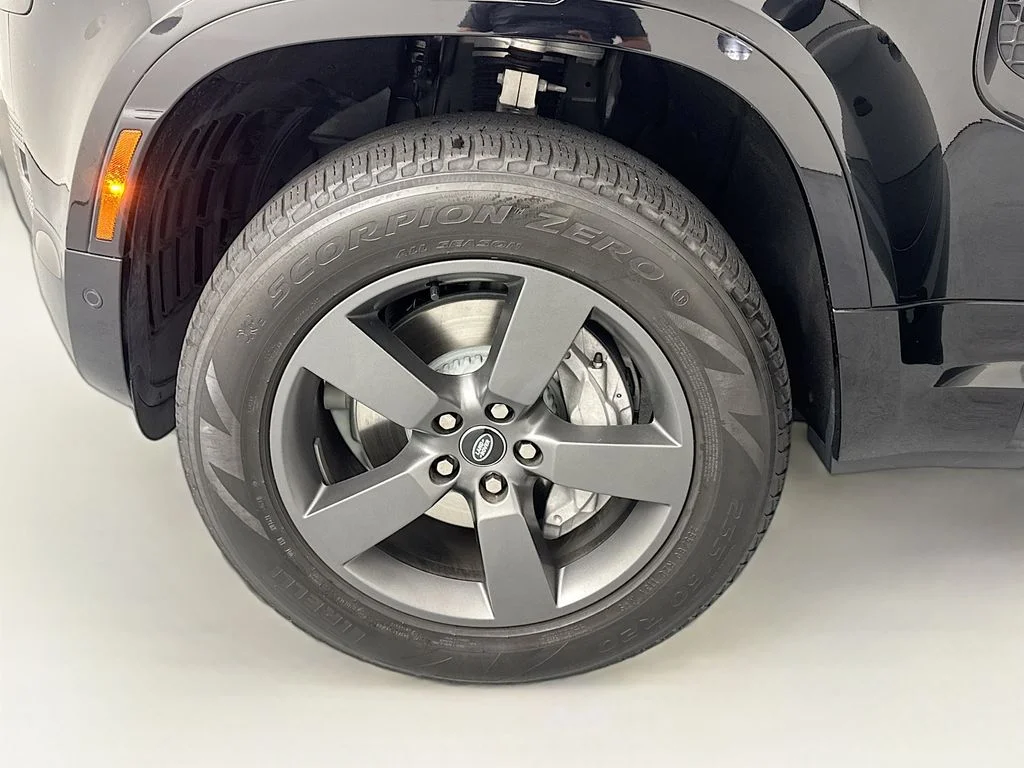 Used 2025 Black Land Rover X-Dynamic SE image 28