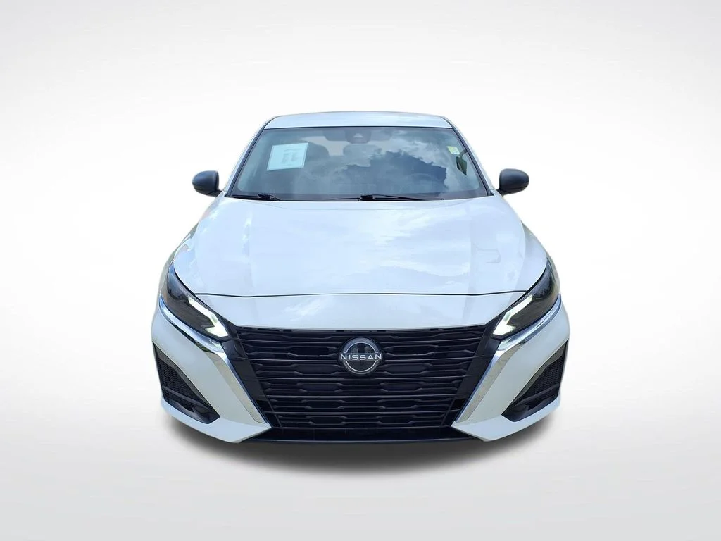 Used 2025 White Nissan 2.5 SV image 2