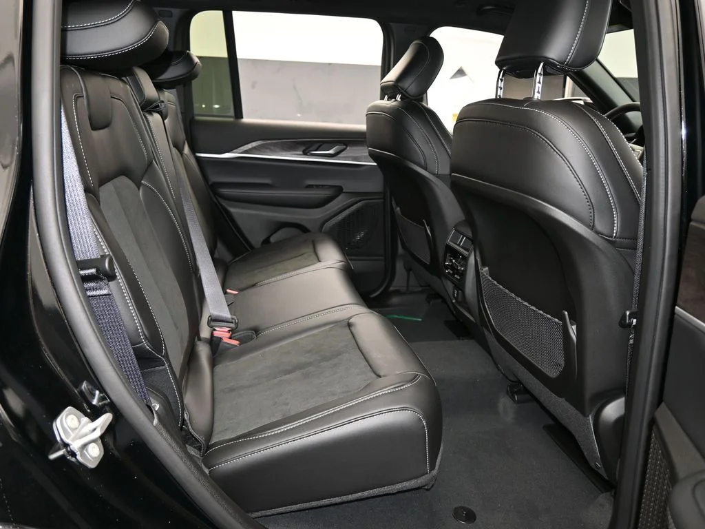 New 2026 Diamond Black Crystal Pearl-Coat Exterior Paint Jeep Altitude image 34