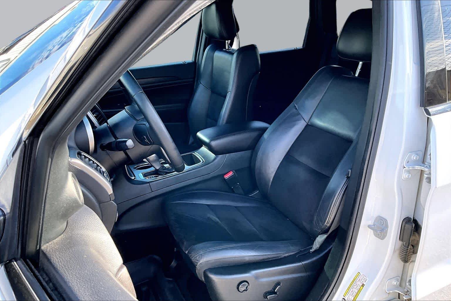 Used 2018 Bright White Clearcoat Jeep Altitude image 10