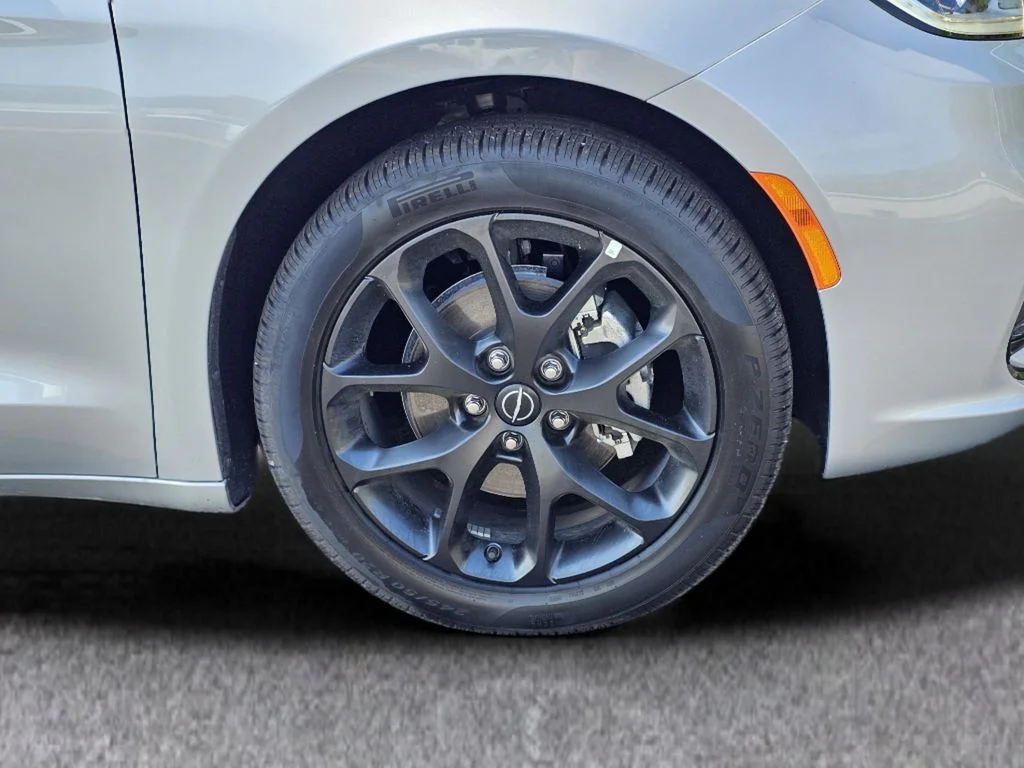 New 2026 Silver Mist Clear-Coat Exterior Paint Chrysler Select image 6