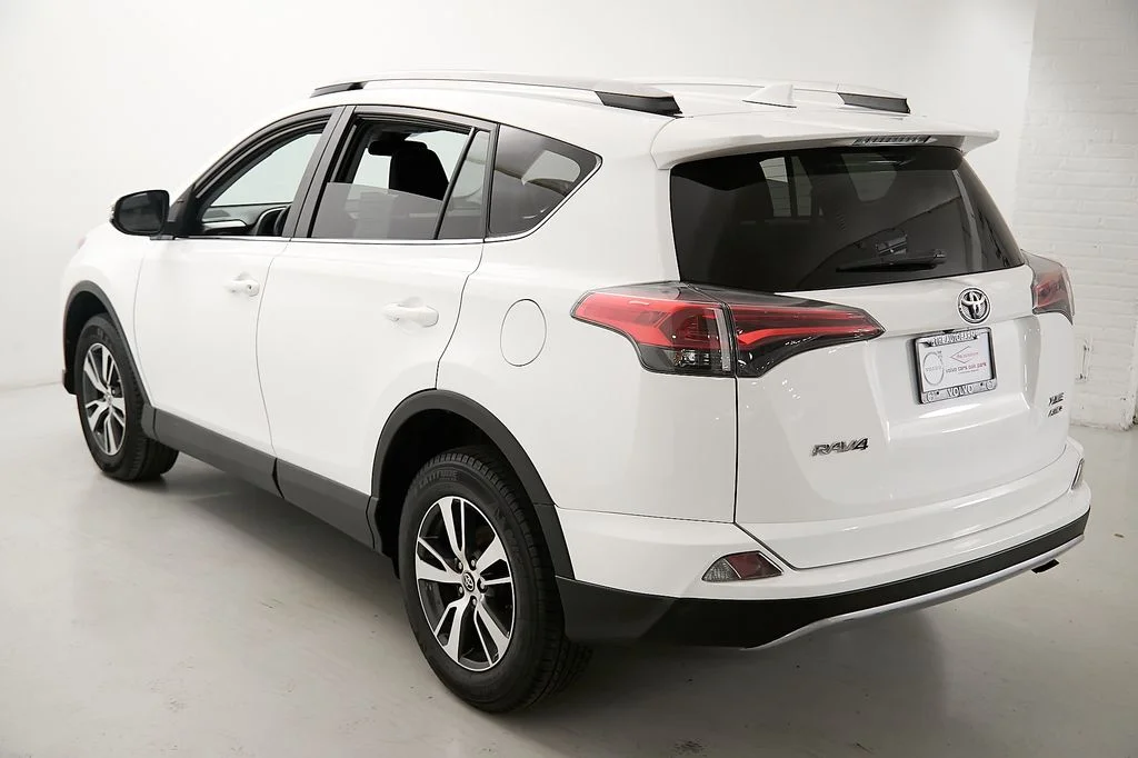 Used 2018 White Toyota XLE image 7