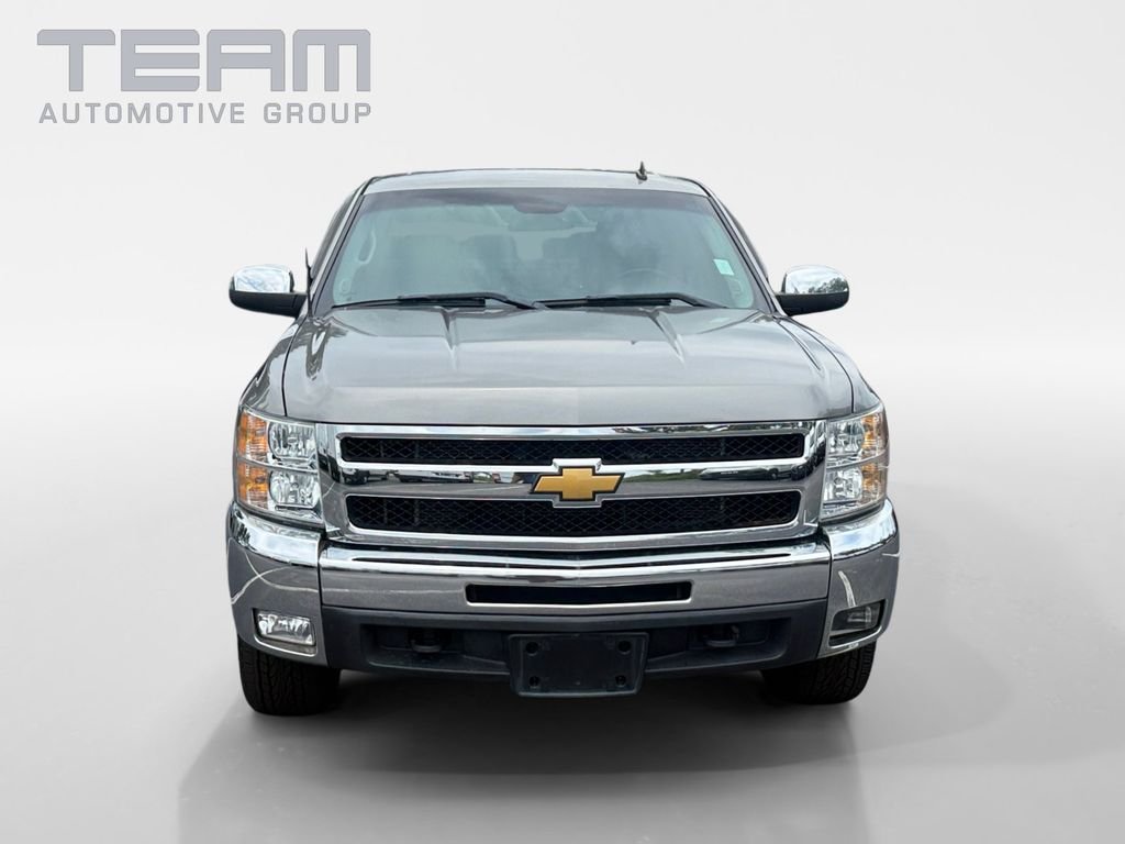 Used 2009 Gray Chevrolet 2HY image 2