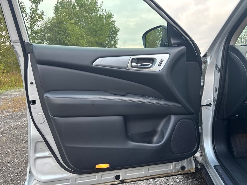 Used 2019 Silver Nissan SL image 11