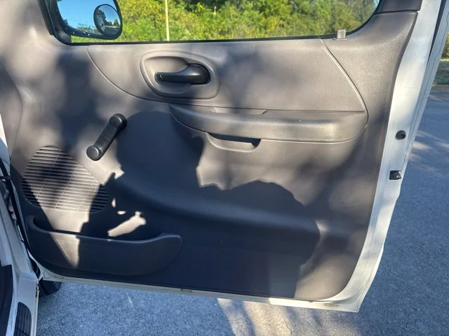 Used 2001 White Ford XL image 9